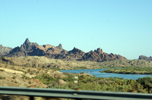 Coloradofloden utgör gränsen mellan Kalifornien och Arizona
